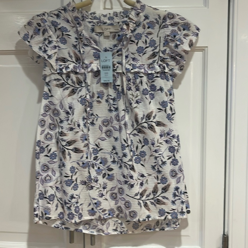 Loft light weight floral top, nwt